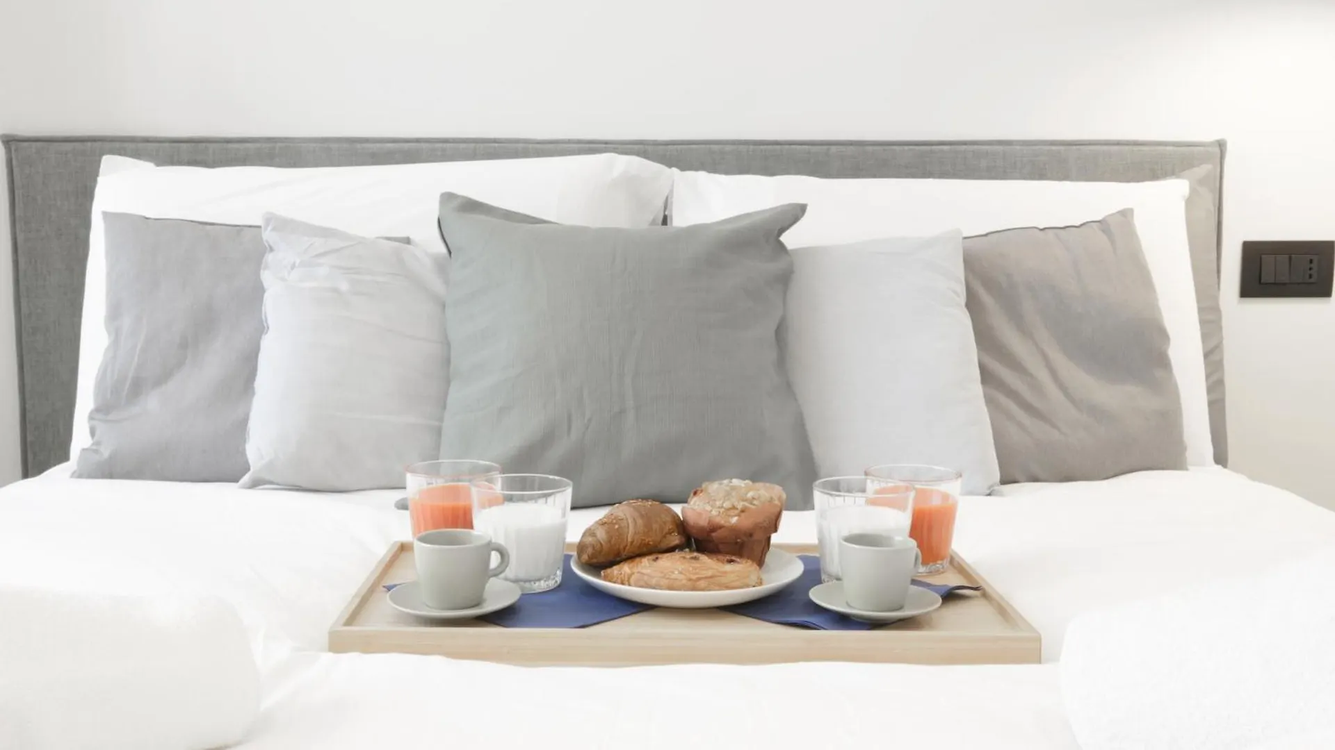 Central Station Modern Flat W/Private Parking Milan Apartment