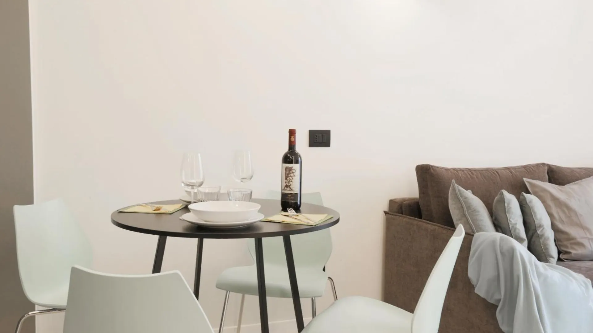 Central Station Modern Flat W/Private Parking Milan
