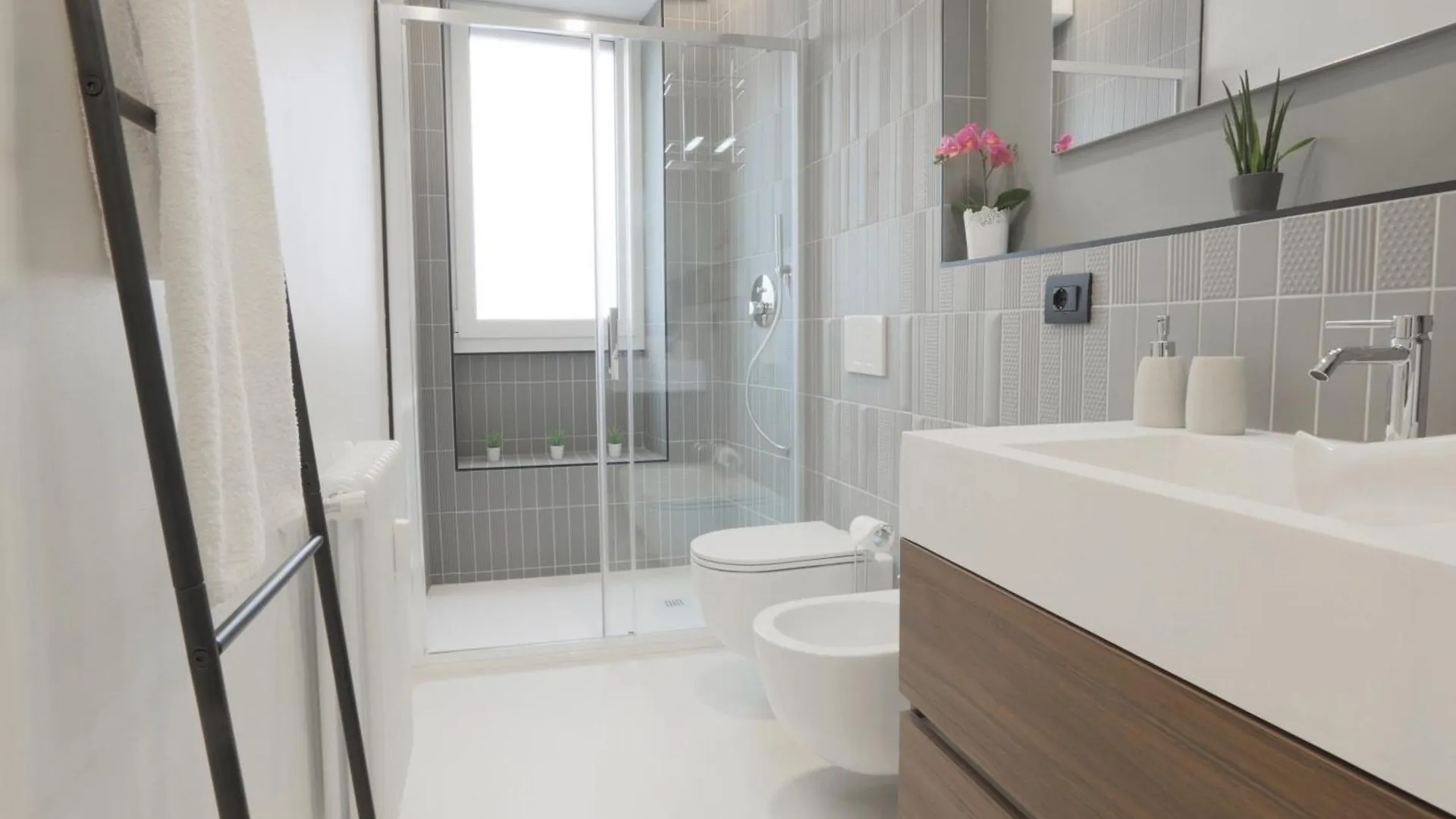 Central Station Modern Flat W/Private Parking Milan Italy